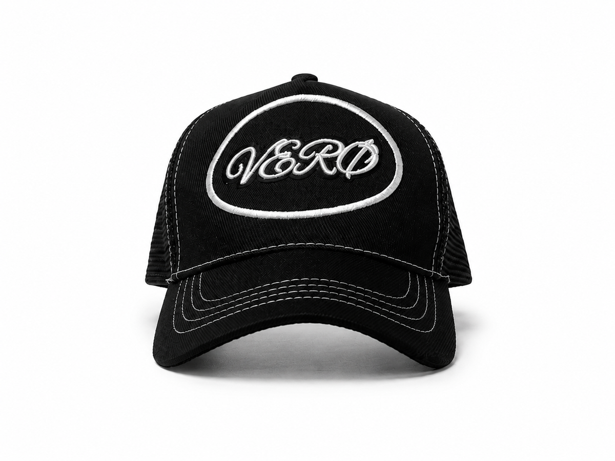 VERØ BLACK CAP WHITE STITCH