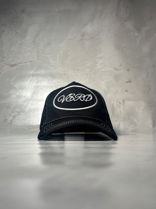 VERØ BLACK CAP WHITE STITCH
