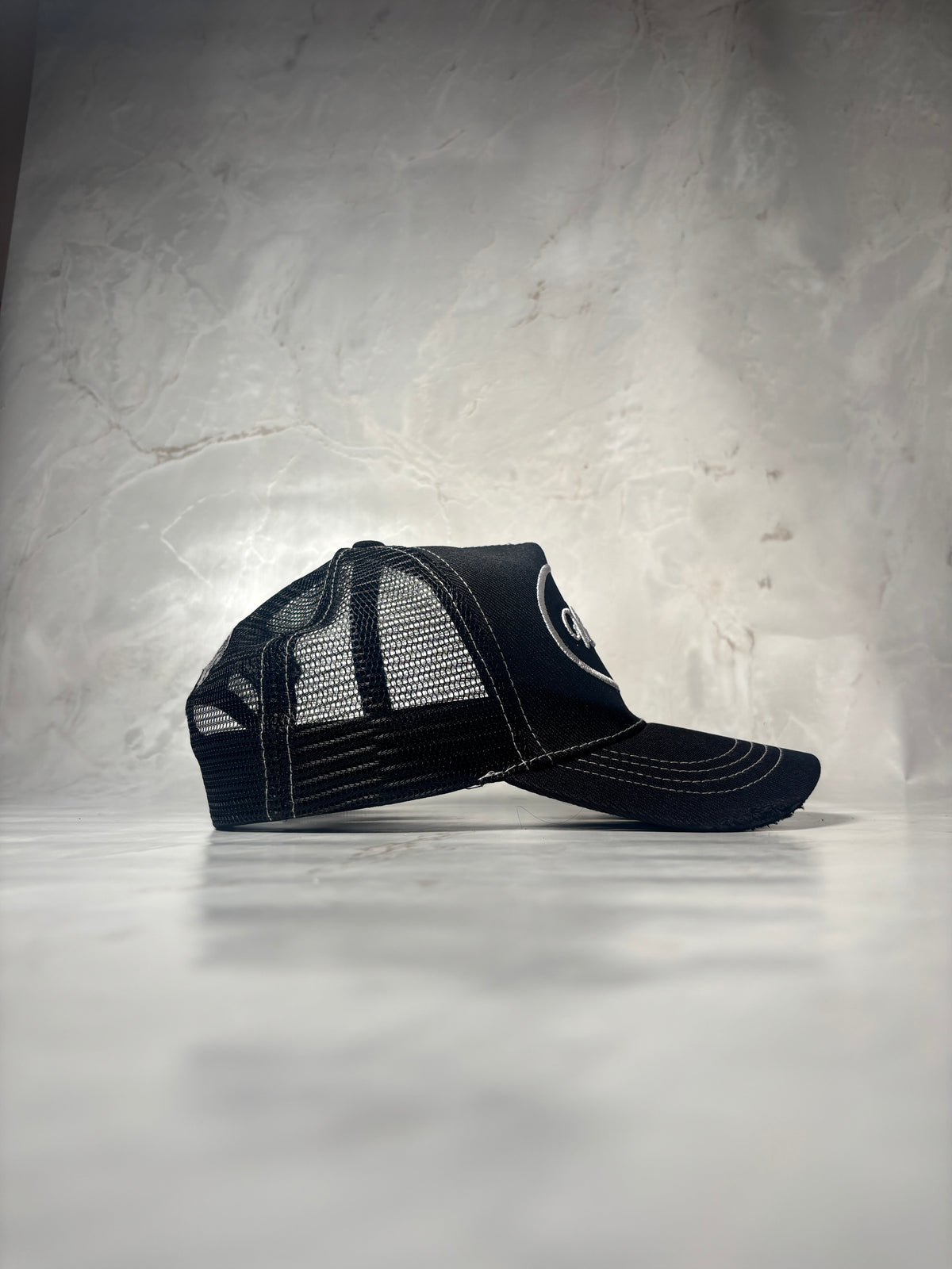 VERØ BLACK CAP WHITE STITCH