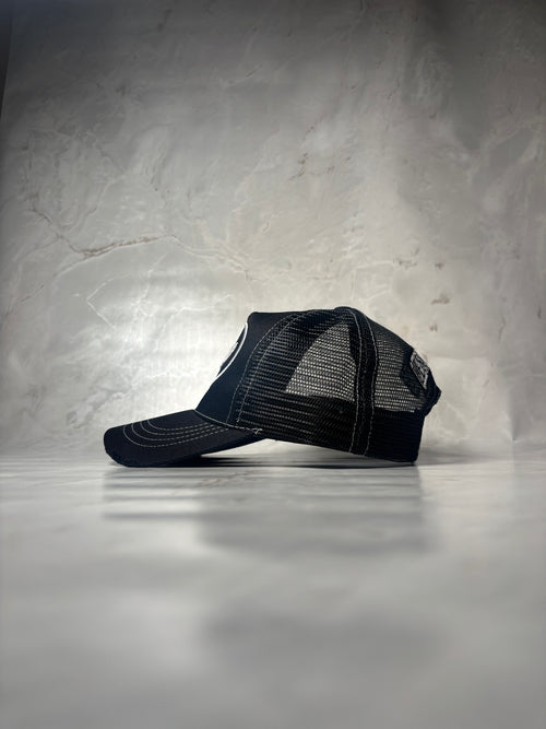 VERØ BLACK CAP WHITE STITCH