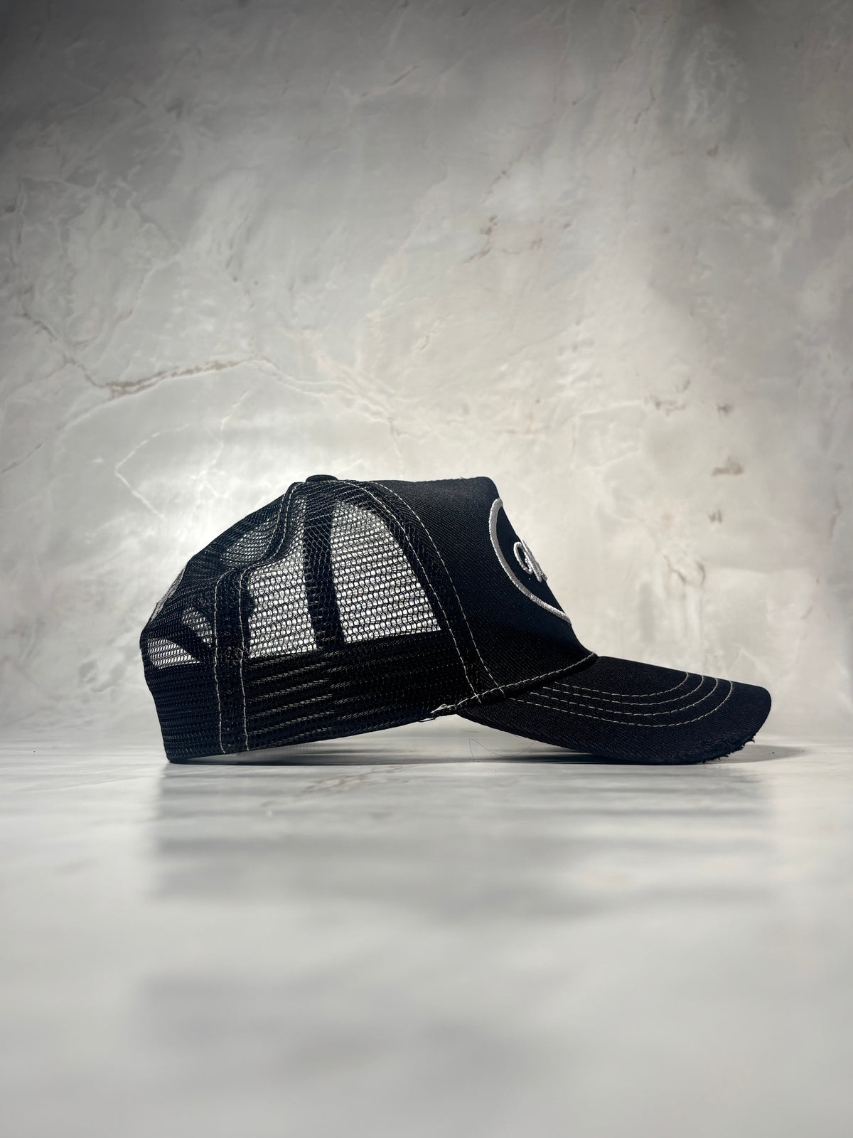 VERØ BLACK CAP WHITE STITCH